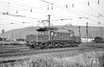 E 94 194 gehörte zu den Nachbauten der Baureihe und wurde am 17.04.1956 in Dienst gestellt. In Heidelberg war sie bis 1969 stationiert und fährt hier durch den heimatlichen Rangierbahnhof. (13.08.1959) <i>Foto: Helmut Röth</i>