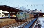 Am letzten Tag des Jahres 1985 gab es offenkundig nicht mehr viel Fracht zu befördern: 140 590 (Bw Köln-Deutzerfeld) fährt mit einem kurzem Nahgüterzug durch Wuppertal-Steinbeck. (31.12.1985) <i>Foto: Wolfgang Bügel</i>