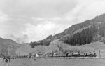 56 3401 + 57 208 befördern einen Güterzug bei Rottenmann in der Steiermark (zwischen Selzthal und Leoben). (21.07.1940) <i>Foto: RVM-Filmstelle Berlin</i>
