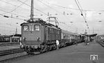 Letzte Nachschau an 144 509 im Bahnhof Freilassing, bevor es um 17.52 Uhr mit N 5523 nach Berchtesgaden geht. (08.1976) <i>Foto: Burkhard Wollny</i>