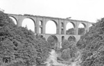 39 027 überquert mit P 856 die Elstertalbrücke (Strecke Leipzig - Hof) bei Barthmühle im Vogtland. Sie ist nach der Göltzschtalbrücke die zweitgrößte Ziegelsteinbrücke der Welt, an der zwischen 1846 bis 1851 bis zu 12 Millionen Ziegelsteine verbaut wurden. Unten das Gleis der Elstertalbahn von Gera nach Plauen. (17.06.1935) <i>Foto: DLA Darmstadt</i>