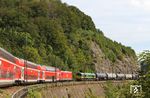 Auf der Geislinger Steige begegnen sich die bergwärtsfahrende 146 210 mit RE 4241 nach Lindau und HGK 676 (1266 004) vor DGS 52732 (Aichstetten Shell - Vaihingen/Enz). (10.09.2019) <i>Foto: Joachim Bügel</i>