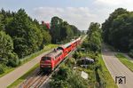 Dem Vernehmen nach wird die Baureihe 218 nach Aufhebung der Streckensperrung am 20.12.2019 nicht mehr auf die Bodenseegürtelbahn zurückkehren. In der letzten Woche vor der Sperrung waren lediglich noch zwei Loks im Umlauf nach Lindau. Eine davon war 218 438, die hier westlich von Kressbronn den RE 4218 nach Stuttgart am Haken hat. (11.09.2019) <i>Foto: Joachim Bügel</i>