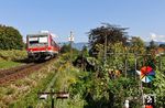 An einem akribisch gepflegten Garten fährt 628 542 als RB 22720 nach Friedrichshafen Hafen nach Enzisweiler ein. (11.09.2019) <i>Foto: Joachim Bügel</i>