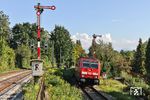 245 047 passiert die letzten Formsignale in Lindau-Aeschach, deren Nachfolger bereits im Hintergund montiert sind. Der Zug (RE 4232) ist in Richtung Friedrichshafen unterwegs, die zweigleisige Strecke daneben ist die Allgäubahn. (11.09.2019) <i>Foto: Joachim Bügel</i>