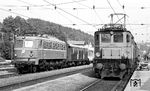 In Vöcklabruck treffen ÖBB 1018.01 mit E 742 nach Salzburg und ÖBB 1045.03 aufeinander. (08.1977) <i>Foto: Burkhard Wollny</i>
