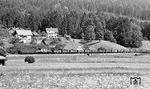 Mit einem langen E-Wagenzug aus Bad Aussee sind ÖBB 1041.24 und 1189.02 bei Bad Ischl unterwegs. (08.1977) <i>Foto: Burkhard Wollny</i>