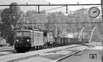 Von der Traunbrücke kommend rumpeln ÖBB 1041.24 und 1189.02 mit einem Güterzug durch den Bahnhof Bad Ischl. (08.1977) <i>Foto: Burkhard Wollny</i>