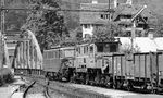 Freie Fahrt für den Güterzug mit ÖBB 1041.24 und 1189.02 in Bad Ischl, der hinter dem Bahnhof wieder die Traun überqueren wird. (08.1977) <i>Foto: Burkhard Wollny</i>