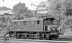 In den 1920er Jahren beschafft, um die Dampfloks auf der Arlbergstrecke abzulösen, hielten sich die Loks der Reihe 1080 bis in die 1990er Jahre als Rangierloks, obwohl sie auf Grund der niedrigen Höchstgeschwindigkeit von 50 km/h und der veralteten Technik nicht mehr im Streckenzugdienst eingesetzt werden konnten. ÖBB 1080.11 (Krauss Linz/SSW, Baujahr 1924) wurde im Bahnhof Vöcklabruck angetroffen. Sie blieb als Museumslok der OGEG in Ampflwang erhalten. (08.1977) <i>Foto: Burkhard Wollny</i>