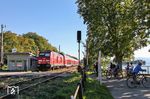 245 036 passiert mit RE 4232 nach Stuttgart den letzten handbedienten Bahnübergang Lindaus (Po 48) am Aeschacher Ufer/Lotzbeckweg. (12.09.2019) <i>Foto: Joachim Bügel</i>
