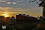 Die ersten Sonnenstrahlen über Nonnenhorn begrüßen den RE 4210 nach Stuttgart mit 245 037. (13.09.2019) <i>Foto: Joachim Bügel</i>