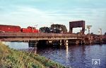 Eine 260 mit einer Rangiereinheit auf der Klappbrücke über die Hunte in Oldenburg. (1981) <i>Foto: Günter Hauthal</i>