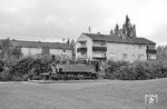 Denkmallok FK 44, die bis 1963 bei der Frankfurt-Königsteiner Eisenbahn in Dienst stand und danach 20 Jahre auf diesem Spielplatz in Hattersheim vor sich hin rostete. Anschließend diente sie der Braunschweigischen Landes-Museumseisenbahn als Ersatzteilspender für deren T 9.1. (13.05.1972) <i>Foto: Helmut Röth</i>
