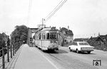 Tw 215, ein Zweirichtungswagen des Typs Gt6Z (Baujahr 1964), in der Bürgerstraße auf der Brücke über die Eisenbahn am Bahnhof Heidelberg-Kirchheim. (03.06.1972) <i>Foto: Helmut Röth</i>