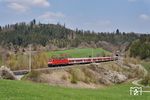 114 027 schiebt den RE 19911 (Stuttgart Hbf - Nürnberg Hbf) bei Mittelrot und wird gleich in den Kappelesberg-Tunnel einfahren. (15.04.2019) <i>Foto: Zeno Pillmann</i>