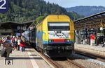 In Immenstadt wird die Einfahrt des ALX 84109 nach München mit 223 013 von zahlreichen Fahrgästen erwartet. (17.09.2019) <i>Foto: Joachim Bügel</i>