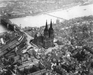 Blick auf Köln mit Dom, Hauptbahnhof und Hohenzollernbrücke. Unterhalb der Kirche Groß St. Martin (oberhalb des Doms) sind noch die Reste der Deutzer Schiffsbrücke über den Rhein zu erkennen. (1911) <i>Foto: RVM-Archiv</i>