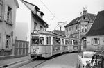 Da die Straßenbahn in Heidelberg wenig Endschleifen aufwies, wurden 1964 zunächst drei sog. Zweirichtungswagen des Typs Gt6Z gekauft (Tw 214–217). 1966 folgten acht weitere Gelenkwagen dieser Bauart mit den Nummern 218–225, 1968 eine weitere Serie von vier Fahrzeugen (Tw 226–229). Tw 224 aus der 1966er Serie fährt hier auf der Linie 6 nach Handschuhsheim Nord durch Heidelberg-Kirchheim. (14.06.1972) <i>Foto: Helmut Röth</i>