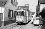Tw 225 kämpft sich auf der Linie 6 zur Endhaltestelle durch die engen Straßen von Heidelberg-Kirchheim. (30.09.1972) <i>Foto: Helmut Röth</i>