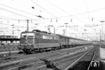181 002 (Bw Saarbrücken) fährt mit E 1832 in Mannheim Hbf ein. Bereits 1960 hatte die Deutsche Bundesbahn mit Zweisystem-Lokomotiven der Baureihe E 320 (ab 1968: BR 182) Erfahrungen gesammelt, die Maschinen vermochten aber nicht zu überzeugen und waren mit ihrer Höchstgeschwindigkeit von 120 km/h auch nicht mehr zielführend. Zunächst wurde daher die Viersystemlokomotive der Baureihe E 410 (ab 1968: BR 184) entwickelt. Daraus wurde als Zweisystemlokomotive für das deutsche (15 kV 16,7 Hz) und das französische (25 kV 50 Hz) Wechselstromsystem die Baureihe E 310 (ab 1968: BR 181) abgeleitet. Ab 1966 in den Planbetrieb aufgenommen, wurden die Loks zwischen dem französischen Metz, Saarbrücken, Kaiserslautern, Mannheim, Heidelberg bzw. Darmstadt und Frankfurt am Main eingesetzt. 1974 folgte dann die Serienfertigung mit den Maschinen 181 201 bis 225. Die Vorserienlok 181 002 wurde Ende 1987 abgestellt und am 25.04.1988 ausgemustert. (13.05.1974) <i>Foto: Helmut Röth</i>