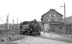 99 1785, eine Neubaulok vom Lokomotivbau Karl Marx, Potsdam-Babelsberg (LKM) aus dem Jahr 1954, rangiert in Cranzahl. Bei der DB AG wurde sie am 24.05.1998 als 099 749 ausgemustert und an die Fichtelbergbahn abgegeben. (04.1976) <i>Foto: Burkhard Wollny</i>