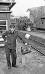 99 1790 mit einem redseligen Lokführer im Bahnhof Cranzahl. (04.1976) <i>Foto: Burkhard Wollny</i>
