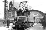 Die CSD-Baureihe E 436 entstand für den Transport von Personen- und Güterzügen auf den mit 1500 Volt Gleichstrom elektrifizierten Anschlussbahnen im Prager Knoten zwischen den Bahnhöfen Smichov und Vrsovice in den Jahren 1927 und 1928 von der Firma CKD in vier Exemplaren. Nach dem Wechsel des Stromsystems auf 3000 V Gleichstrom wurden E 436.002 und E 436.004 zu dem Dienst auf der Bahnstrecke Tabor – Bechyne umgesetzt, die restlichen zwei Lokomotiven wurden verschrottet. E 436.004 wurde in die Sammlung des Technischen Nationalmuseums in Prag aufgenommen. Hier steht CSD E 436.003 vor einem Personenzug im Hauptbahnhof von Prag. (1929) <i>Foto: Slg. Johannes Glöckner</i>