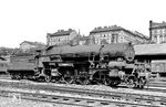 16 042 wurde von der Lokomotivfabrik Wien-Floridsdorf am 28.11.1918 an die KPEV als "Berlin 1303" geliefert, die der kkStB 310 entsprach. Von 1920 bis 1922 trug sie die Betriebsnummer "Kattowitz 1303", bevor sie am 15.06.1922 von der PKP als Pn 12-15 übernommen wurde. Nach der Besetzung Polens und dem Beginn des Deutsch-Sowjetischen Krieges ergänzte sie mit weiteren zehn Lokomotiven die Baureihe 16 in Österreich. Hermann Maey traf die Lok 1942 in Wien Westbahnhof an. Nach dem Krieg verblieb sie in Westdeutschland, war ab 23.07.1948 für ca. ein halbes Jahr Heizlok in Darmstadt und wurde dann am 13.12.1951 ausgemustert. (02.06.1942) <i>Foto: Hermann Maey</i>