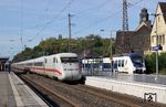 402 030 und 402 013 rauschen als ICE 654 nach Köln in Wuppertal-Vohwinkel an der Regionalbahn 32437 von NationalExpress vorbei. (20.09.2019) <i>Foto: Wolfgang Bügel</i>
