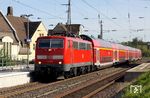 111 012 macht mit RE 10414 nach Aachen Station in Wuppertal-Vohwinkel. (20.09.2019) <i>Foto: Wolfgang Bügel</i>