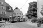 Tw 63 (Esslingen, Baujahr 1950) mit Bw 20 (Esslingen, Baujahr 1939) und 76 (Esslingen, Baujahr 1929) auf der Linie 2 zum Karlsplatz nach Reutlingen in Pfullingen. (27.05.1974) <i>Foto: Helmut Röth</i>