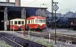 SNCF Triebwagen X ABD 2874 (rechts) mit Beiwagen XR ABD 7987 im Bw Tübingen. Er war wohl ein Sonderzug, der hohe Militärs zu den Truppen der französischen Garnison nach Tübingen brachte. Die roten Dächer bei dem Triebwagen gab es erst ab Frühjahr 1969, der X 2874 erhielt sein rotes Dach mit Revisionsdatum 18.06.1969. Beheimatet war der VT seinerzeit in St. Ètienne, da im Depot Lyon-Vaise Plazmangel herrschte. (27.06.1969) <i>Foto: Jörg Schulze</i>