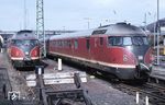 613 607 (links) als N 6132 und 613 606 als N 6037 im Bahnhof Kreiensen. (07.03.1981) <i>Foto: Prof. Dr. Willi Hager</i>