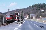 Nicht ganz einfach war es für den Zugführer, den N 5673 in dem Außenbogen des Haltepunktes Adolfseck abzufertigen.  (20.03.1981) <i>Foto: Prof. Dr. Willi Hager</i>