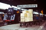 01 0530 mit P 7290 aus Pasewalk im Bahnhof Neubrandenburg, wo an diesem Tag auch die Expressgutabfertigung viel zu tun hatte. Die Beflaggung rührt noch vom "Tag der Republik", dem Nationalfeiertag DDR am 7. Oktober her. (11.10.1977) <i>Foto: Dr. Uwe Knoblauch</i>