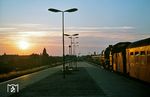 03 2128 ist mit dem Abendzug P 3500 aus Lutherstadt Wittenberg in Berlin-Schöneweide eingetroffen und setzt den Lr vom Bahnsteig weg. (05.07.1977) <i>Foto: Dr. Uwe Knoblauch</i>