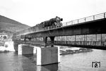 01 113 (Bw Treuchtlingen) mit E 580 nach Kaiserslautern auf der neu wiederhergestellten Neckarbrücke bei Neckargemünd. (05.09.1959) <i>Foto: Helmut Röth</i>