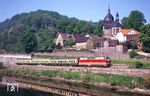 219 083 (Bw Saalfeld) mit einem Personenzug in Rothenstein an der Saale, südlich von Jena. (1993) <i>Foto: Günter Hauthal</i>