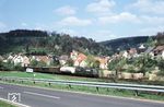 151 047 (Bw Nürnberg) mit einem Güterzug in Heigenbrücken. Heute beginnt genau hier die Neubaustrecke nach Laufach mit dem neuen Haltepunkt Heigenbrücken und dem 2620 m langen Falkenbergtunnel.  (18.04.1981) <i>Foto: Bernd Backhaus</i>