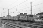 104 018 hat im Bahnhof Rheine den E 3260 aus Norddeich-Mole von 012 100 (die wir uns hier gespart haben) übernommen und wird den Zug bis Essen bringen. (31.05.1974) <i>Foto: Helmut Röth</i>