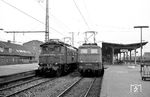104 021 mit einem Eilzug aus Münster und 140 270, die den D 1735 angebracht hatte, im Bahnhof Rheine. (31.05.1974) <i>Foto: Helmut Röth</i>