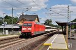 101 138 rauscht mit EC 8 (Zürich - Hamburg-Altona) durch Bad Breisig auf der linken Rheinstrecke. (17.06.2019) <i>Foto: Zeno Pillmann</i>