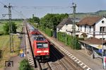 2020 ist mit den lokbespannten Zügen auf der badischen Hauptbahn zwischen Offenburg und Basel Schluss. 146 218 fährt mit RB 17031 (Offenburg - Basel Bad Bf) in Auggen (bei Müllheim/Baden) ein. (11.05.2018) <i>Foto: Zeno Pillmann</i>
