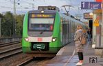 422 543 im "neuen zeitlos-modernen unternehmensneutralen grün-lichtgrauen Look" auf der S 6 nach Köln-Nippes in Düsseldorf-Oberbilk. (26.10.2019) <i>Foto: Joachim Bügel</i>