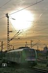 Keine Supervova über Düsseldorf, sondern die ganz normale Sonne, die sich durch den Morgendunst kämpft, als 422 546 aus dem Düsseldorfer Abstellbahnhof kommt. (26.10.2019) <i>Foto: Joachim Bügel</i>