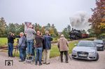 Fotofreunde erwarten den E-Wagenzug von Timmelkam nach Ampflwang mit ÖBB 392.2530. (20.10.2019) <i>Foto: Joachim Schmidt</i>