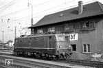 Die damals noch stahlblau lackierte E 41 017 vor dem Stellwerk 5 ihrer Heimatstadt Karlsruhe. (06.09.1959) <i>Foto: Helmut Röth</i>