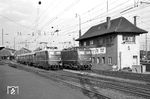 Bei der Ausfahrt aus Karlsruhe Hbf trifft E 40 081 mit einem Sonderzug auf die immer noch am Stellwerk 5 (Bauform E 43 aus dem Jahr 1947) wartende E 41 017. (06.09.1959) <i>Foto: Helmut Röth</i>
