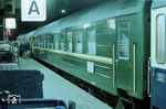 Ein Schlafwagen der sowjetischen Eisenbahnen (SZD) nach Moskau im nächtlichen Hamburger Hauptbahnhof. Bis Hannover lief der Wagen im D 899 (Hamburg-Altona ab 23.14 Uhr - Hamburg Hbf (23.24 / 23.37 Uhr) - Hannover (01.39 / 02.01 Uhr) mit. (17.04.1984) <i>Foto: Benno Wiesmüller</i>